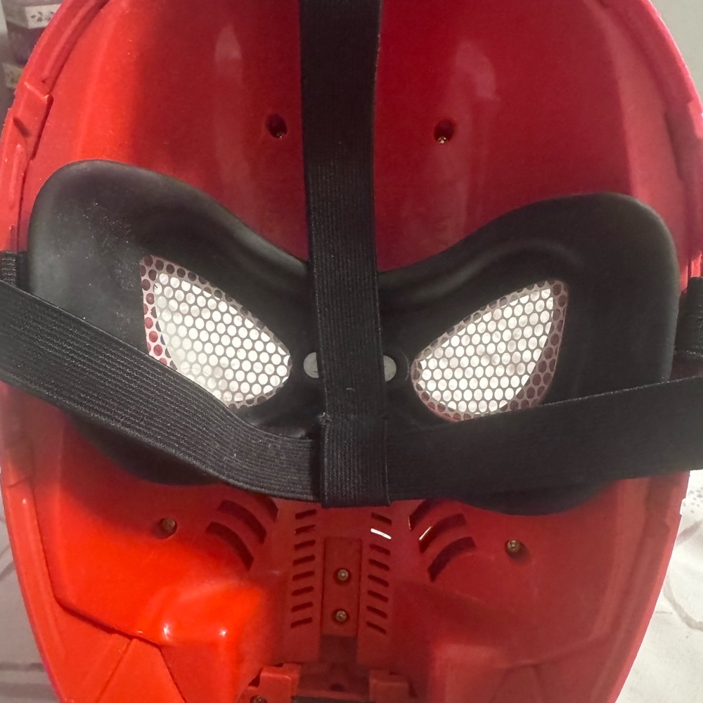 Set of 2 Spider-Man Masks from Hasbro, Red w/ moving features & Black w/ sounds - Picture 7 of 11